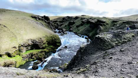 Islandia---Una-Escapada-Escénica:-Embarcarse-En-Una-Impresionante-Caminata-A-Lo-Largo-Del-Río-Skoga-De-Islandia
