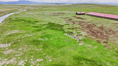Drone-mountain-reveal-over-ranch-in-Broughton,-Colorado