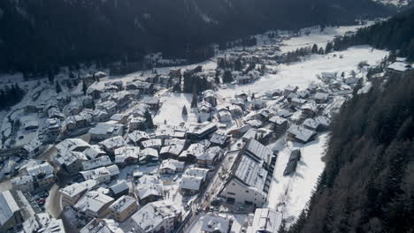 Winter-Beauty-in-Val-Di-Fassa:-Aerial-View-of-Snow-Covered-Village-Pozza-di-Fassa