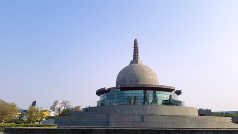 Buddha-Stupa-Mit-Strahlend-Blauem-Himmel-Am-Morgen-Aus-Flachem-Winkel.-Das-Video-Wurde-Am-15.-April-2022-Im-Buddha-Park-In-Patna,-Bihar,-Indien,-Aufgenommen