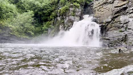 Linville-Wasserfälle-Nach-Heftigen-Regenfällen
