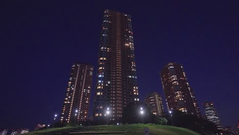 Luz-Nocturna-Tokio,-Tsukuda,-Toyosu-Rascacielos-Junto-Al-Río-Sumida