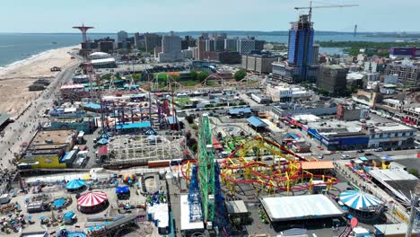 Eine-Langsame-Schwenkaufnahme-Von-Coney-Island-Und-Der-Strandpromenade-Von-Brighton-An-Einem-Sommertag-In-New-York-City