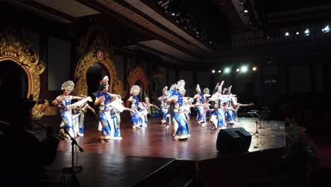 Bailarines-Balineses-Realizan-Danza-Exótica-Janger,-Arte-Asiático-Bali-Indonesia,-Escenario-Cultural-Del-Festival-De-Arte,-Gran-Angular