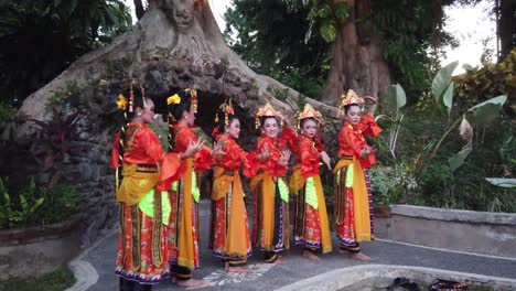 Indonesische-Tanzmädchen-Posieren-Für-Die-Kamera.-Traditionelle-Betawi-bunte-Kleidung-Aus-Jakarta,-West-Java,-Südostasien