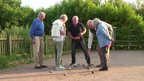 A-pétanque-player-measuring-the-distance-the-boules-are-from-the-cocoon
