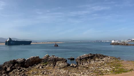 Weitwinkelaufnahme,-Die-Ein-Großes-UECC-Frachtschiff-In-Der-Bucht-Von-Santander-Zeigt,-Das-An-Einem-Sonnigen-Tag-Im-Spanischen-Hafen-Ankommt