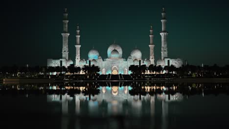 Nachtansicht-Der-Großen-Scheich-Zayid-Moschee-In-Abu-Dhabi.-Die-Moschee-Ist-Eine-Der-Größten-Der-Welt-Und-War-Die-Vision-Von-Scheich-Zayid-Bin-Sultan-Al-Nahyan-–-Dem-Gründervater-Der-Vereinigten-Arabischen-Emirate