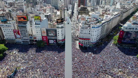 Luftaufnahme-Des-Obelisken,-Umgeben-Von-Einer-Vielzahl-Argentinischer-Fußballfans-Während-Der-WM-Feier