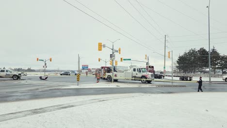 Momento-De-Urgencia-Cuando-Los-Vehículos-De-Emergencia-Avanzan-A-Toda-Velocidad-Por-Una-Carretera-Canadiense,-Mientras-Hombres-Dedicados-Del-Servicio-De-Emergencia-Cercan-La-Escena.