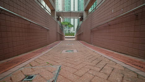 Dolly-Vorwärtsaufnahme-Des-Platzes-Vor-Hohen-Wolkenkratzergebäuden-In-Der-Stadt-Hongkong