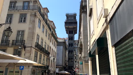 Inclinación-De-Un-Turista-Que-Visita-El-Famoso-Ascensor-De-Santa-Justa-En-Lisboa-Durante-El-Día-Soleado,-Portugal