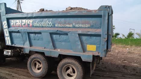 Ashok-Leyland-Trailer,-Powerful-long-haul-big-rig-industrial-grade-diesel-semi-truck-transporting-commercial-semi-trailer-standing-on-side-of-a-road