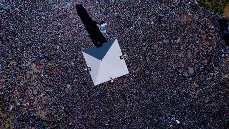 Aerial-shot-of-obelisk-crowded-with-Argentinian-football-soccer-fans,-during-celebration-of-world-cup-in-Buenos-Aires,-Argentina