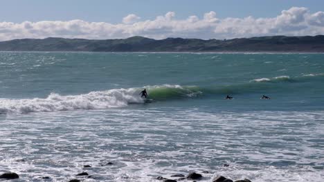 Surfistas-Atrapando-Olas-En-La-Ciudad-Surfera-De-Raglan-En-Waikato,-Nueva-Zelanda-Aotearoa