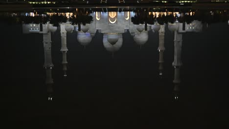 Vista-Nocturna-De-La-Gran-Mezquita-Sheikh-Zayed-De-Abu-Dhabi,-La-Mezquita-Es-Una-De-Las-Más-Grandes-Del-Mundo-Y-Fue-La-Visión-De-Sheikh-Zayed-Bin-Sultan-Al-Nahyan,-El-Padre-Fundador-De-Los-Emiratos-Árabes-Unidos.