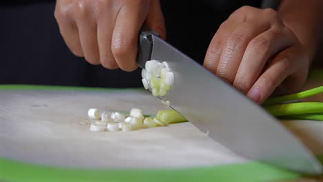 Chopping-fresh-green-onions-in-slow-motion