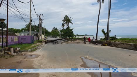 Hauptstraße-Am-Ufer-Der-Hauptstadt-Dili,-Timor-Leste,-Wurde-Während-Der-Regenzeit-Durch-Sintflutartige-Regenfälle-Und-Überschwemmungen-Im-Ganzen-Land-Weggespült-Und-Beschädigt