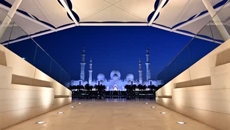 Vista-Nocturna-De-La-Gran-Mezquita-Sheikh-Zayed-De-Abu-Dhabi,-La-Mezquita-Es-Una-De-Las-Más-Grandes-Del-Mundo-Y-Fue-La-Visión-De-Sheikh-Zayed-Bin-Sultan-Al-Nahyan,-El-Padre-Fundador-De-Los-Emiratos-Árabes-Unidos.