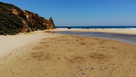 Drohnenschuss-Steigt-über-Menschen-An-Einem-Ruhigen-Strand,-Sonniger-Tag-In-Australien