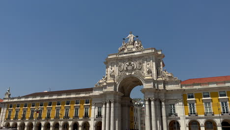 Panning-shot-of-Arco-da-Rua-Augusta-triumphal-arch-at-Praca-do-Comercio-in-Lisbon-during-sunny-day,-Portugal