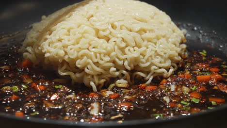 Dumping-ramen-noodles-in-sizzling-sauté-sauce