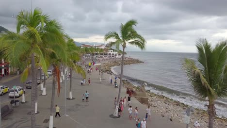 Puerto-Vallartas-Strandpromenade-El-Malecon,-Kranaufnahme-Aus-Der-Luft,-Bewölkter-Himmel