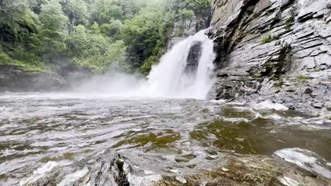 Linville-River-Am-Linville-Falls-Wasserfall-In-North-Carolina