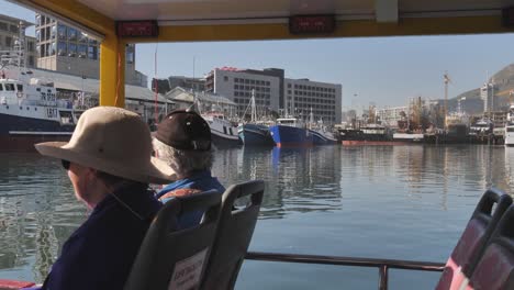 Kapstadt-Ufertour-Mit-Bootsfahrt-Mit-Blick-Auf-Boote-Und-Gebäude