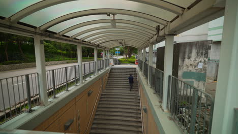 La-Gente-Camina-Hacia-La-Calle-Principal-Desde-La-Escalera-De-Una-Estación-De-Metro-En-Hong-Kong,-China