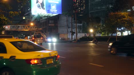 Vendedor-Ambulante-De-Comida-Empujando-El-Carrito-A-Lo-Largo-De-La-Concurrida-Calle-De-Bangkok-En-El-Tráfico-De-Tailandia