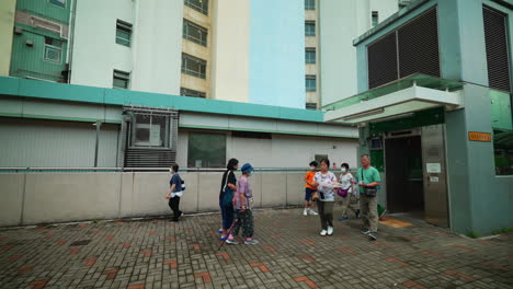 Menschen-Gehen-In-Einem-Unterirdischen-Wohnungsaufzug-In-Hongkong,-China,-Hinein-Und-Wieder-Heraus