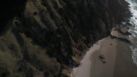 Der-Spektakuläre-Blick-Auf-Den-Leuchtturm-Von-Cape-Reinga-über-Dem-Sandstrand-Offenbart-Die-Malerische-Küstenlandschaft-Neuseelands