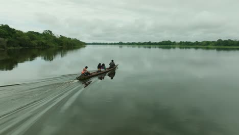 Die-Luftaufnahme-Zeigt-Ein-Kanu,-Das-Tagsüber-Den-Amazonas-Fluss-In-Peru-überquert
