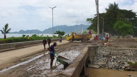 Pueblo-Timorense-Limpiando-Las-Calles-De-Barro-Después-De-Las-Inundaciones-En-La-Ciudad-Capital-De-Dili,-Timor-Oriental,-En-El-Sudeste-Asiático