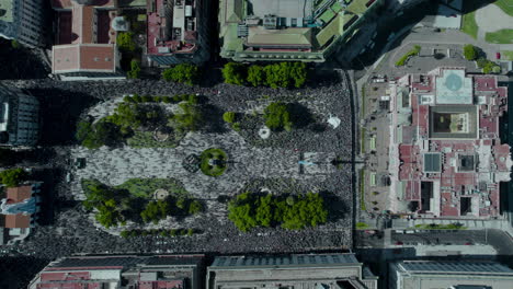 Toma-Aérea-De-Gran-ángulo-De-La-Plaza-De-Mayo-Y-La-Casa-Rosada-Repleta-De-Multitud-De-Personas,-Atasco-De-La-Ciudad-En-Buenos-Aires,-Argentina