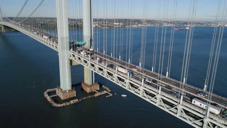 Grúa-Aérea-Hacia-Adelante-Hacia-El-Tráfico-En-Hora-Punta-Pasando-Por-El-Puente-Verrazzano-En-La-Ciudad-De-Nueva-York