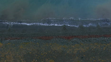 Luftaufnahme-Von-Wellen,-Die-Sanft-An-Die-Küste-In-Island-Krachen