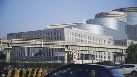 Modernes-India-Business-Center-Skyline-Bürogebäude-Der-Indusland-Bank-Und-Anderer-Unternehmen-In-Der-DLF-Cyber-City,-Gurugram