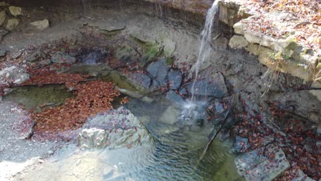 Wasser-Mit-Hydraulischer-Wirkung-Stürzt-über-Felsen-Ins-Planschbecken
