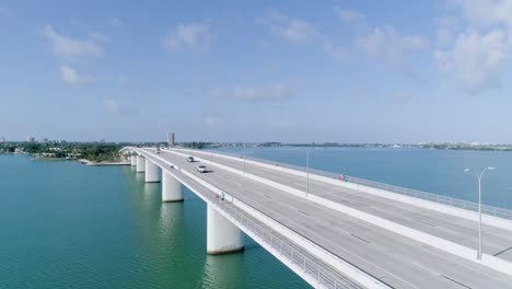 Luftkran-über-Der-John-Ringling-Causeway-Bridge-In-Sarasota,-Florida