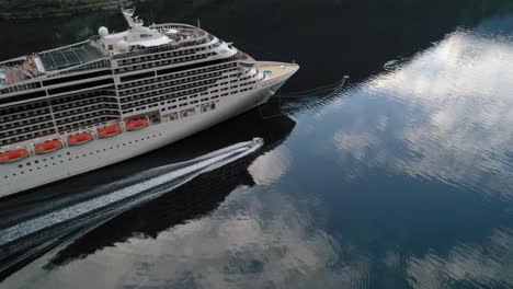 Luftaufnahme-Eines-Kreuzfahrtschiffes,-Das-Im-Geirangerfjord-Ablegt