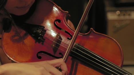 Nahaufnahme-Eines-Musikers,-Der-Im-Studio-Geige-Spielt