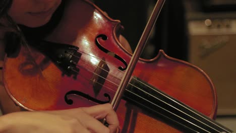 Cerca-Del-Músico-Tocando-El-Violín-En-El-Estudio.