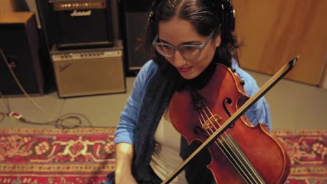 Duo-Playing-Viola-and-Violin-in-Studio