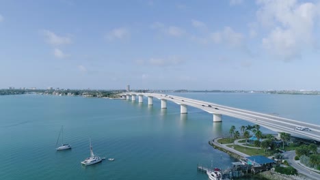 Luftaufnahme-Eines-Dollys-Bei-Der-Annäherung-An-Die-John-Ringling-Causeway-Bridge-In-Sarasota,-Florida