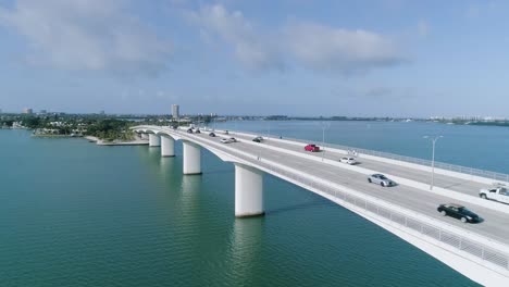 Luftvorwärts-Dolly-In-Der-Nähe-Der-John-Ringling-Causeway-Bridge-In-Sarasota,-Florida