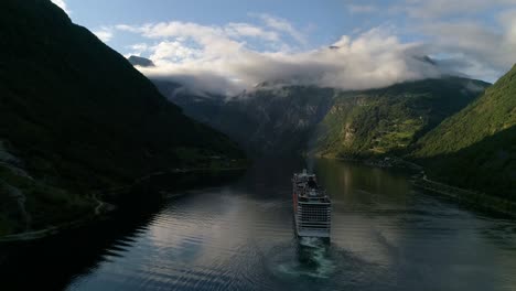 Aufnahme-Der-Hinteren-Umlaufbahn-Des-Kreuzfahrtschiffes-MSC-Preziosa,-Das-Durch-Den-Geirangerfjord-In-Norwegen-Fährt