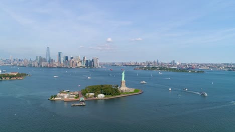 Toma-Aérea-Inversa-Del-Sobrevuelo-De-Un-Helicóptero-Alrededor-De-La-Estatua-De-La-Libertad-Y-El-Horizonte-De-La-Ciudad-De-Nueva-York