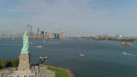 Luftrückzug-Der-Freiheitsstatue-Mit-Der-Skyline-Von-Manhattan-Und-Dem-One-World-Trade-Center